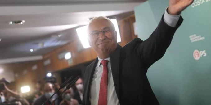 António Costa winkt seinen Anhängern nach Bekanntgabe der Wahlergebnissen zu. Foto: Armando Franca/AP/dpa António Costa winkt seinen Anhängern nach Bekanntgabe der Wahlergebnissen zu. Foto: Armando Franca/AP/dpa
