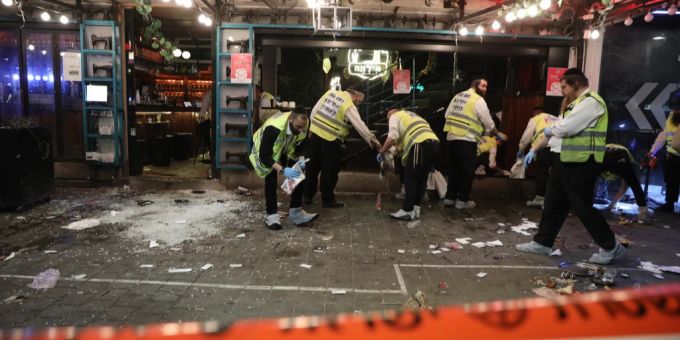 Ermittler untersuchen den Ort des Anschlags in Tel Aviv-Jaffa. Tel Aviv-jaffa