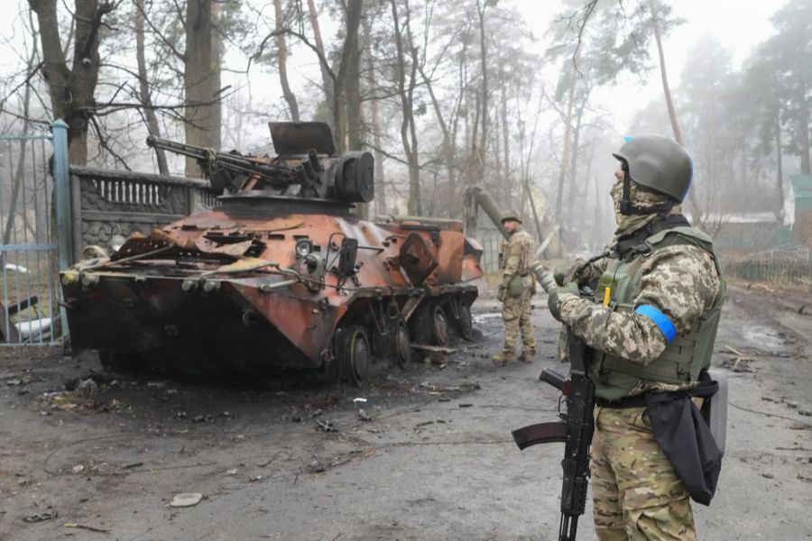 In der Stadt seien aber noch 3000 ukrainische Kämpfer, hiess es am Freitagmorgen.