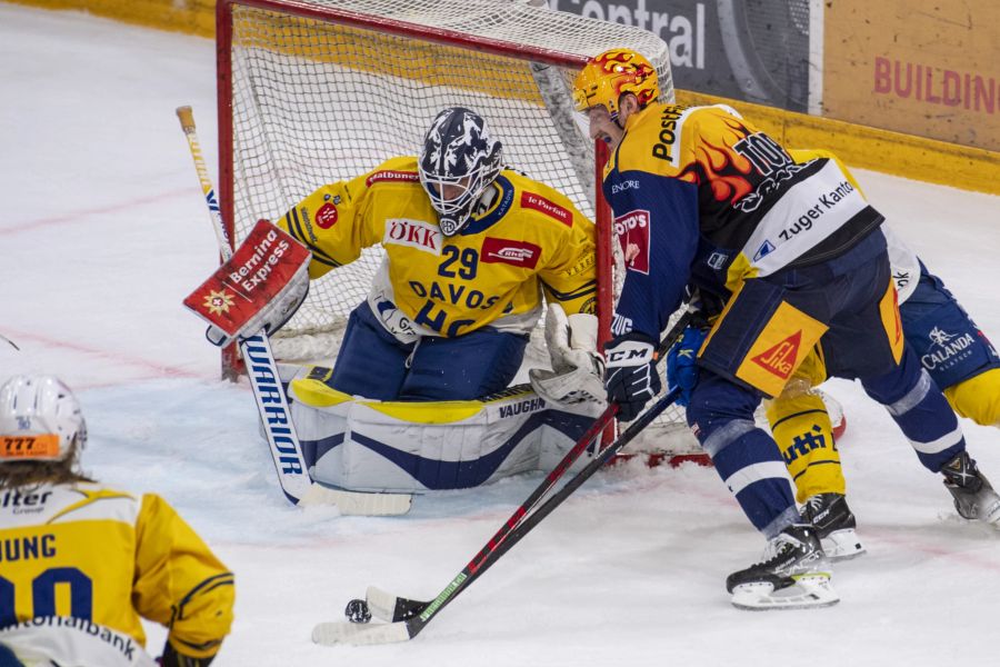 Zug-Topskorer Fabrice Bachofner taucht gefährlich vor dem HCD-Tor auf.