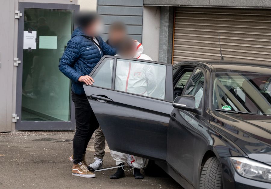 Bei einer Pressekonferenz am frühen Dienstagnachmittag haben die Polizisten den Angehörigen der Opfer ihre Anteilnahme ausgesprochen.