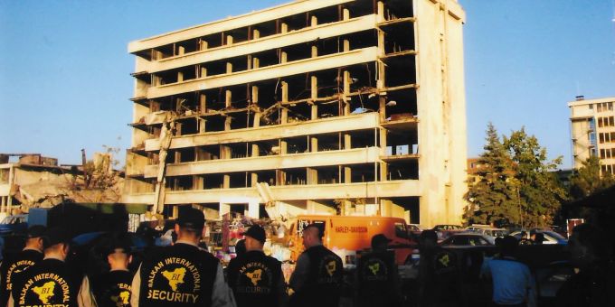 Zerstörtes Gebäude in Pristina. Kosovo 2001