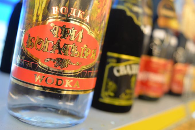 Wegen des Ukraine-Kriegs gelten hohe Zölle auf einige Waren: Russischer Wodka auf einem Regal. Wodka