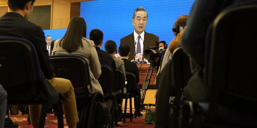 Wang Yi (Monitor), Aussenminister von China, spricht am Rande der laufenden Jahrestagung des chinesischen Volkskongresses bei einer Pressekonferenz. Foto: Sam Mcneil/AP/dpa