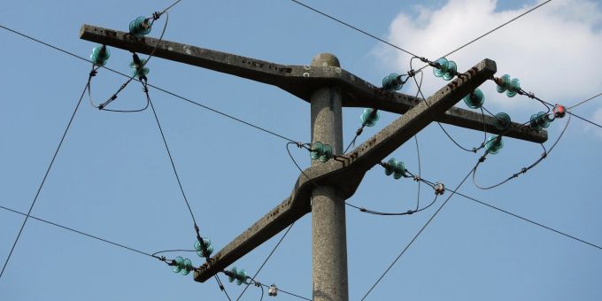 Ein Mast für Mittelspannungsverbindungen. (Symbolbild)