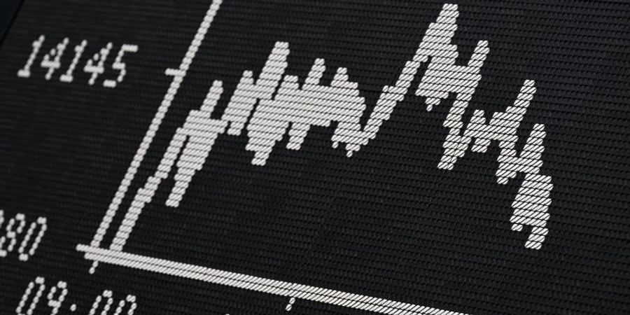 Die Dax-Kurve der Frankfurter Wertpapierbörse stellt fallende Kurse dar. Foto: Arne Dedert/dpa