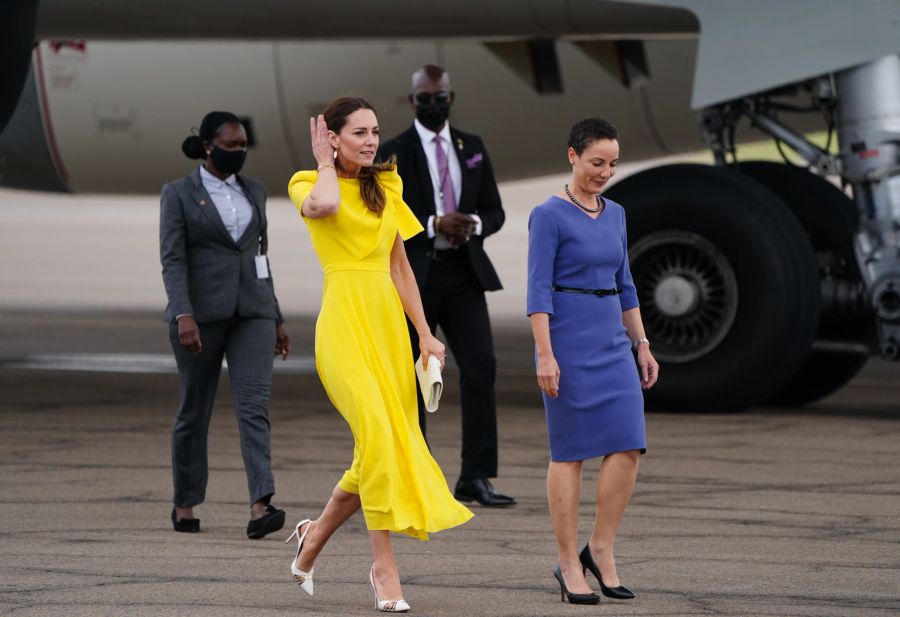 Herzogin Kate in einem Roksanda-Kleid am Flughafen von Kingston. Mit dem Gelb huldigte sie der Flagge Jamaikas.