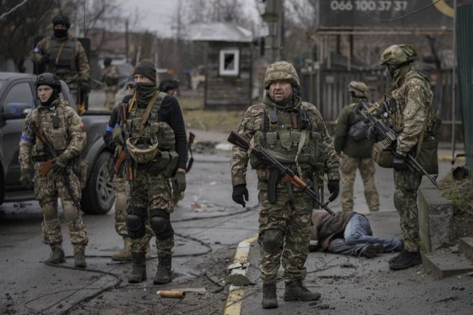 Den ukrainischen Soldaten bot sich in Butscha ein Bild des Grauens. Ukraine-Krieg
