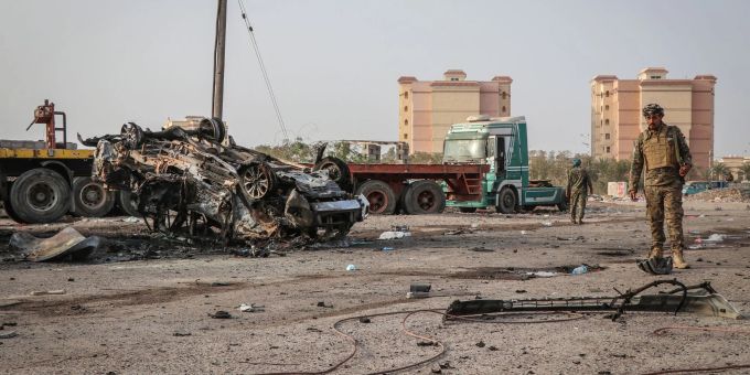 Eine Strasse in der Stadt Aden nach einem Autobombenanschlag. Eine Strasse in der Stadt Aden nach einem Autobombenanschlag.