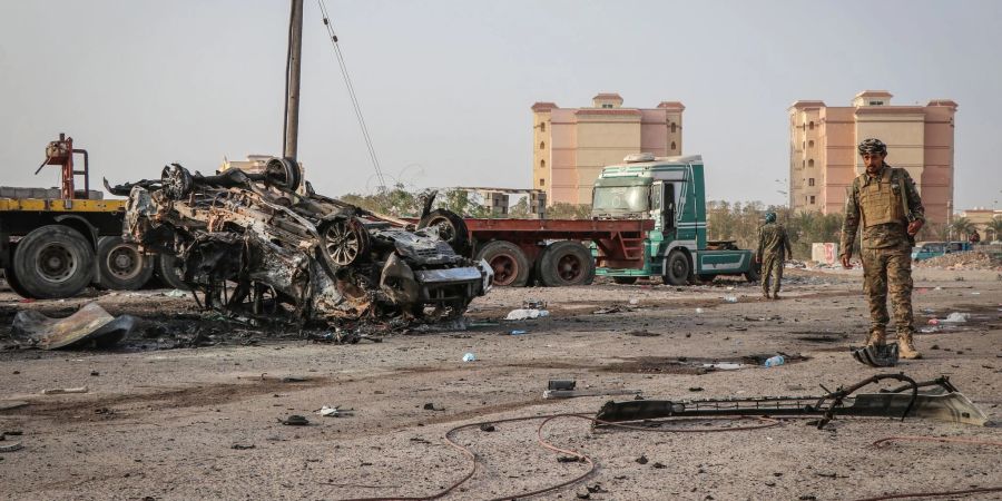 Eine Strasse in der Stadt Aden nach einem Autobombenanschlag.