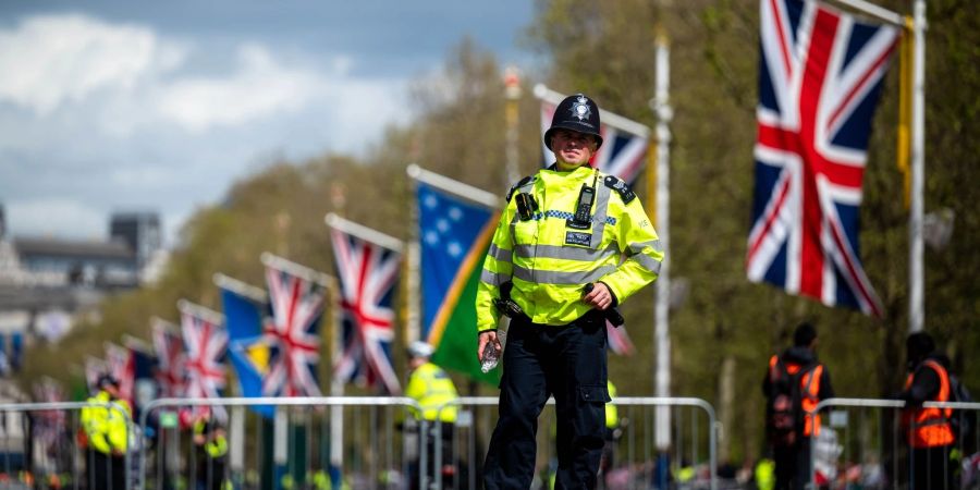 Polizisten sichern die Strasse vor dem Buckingham Palace.