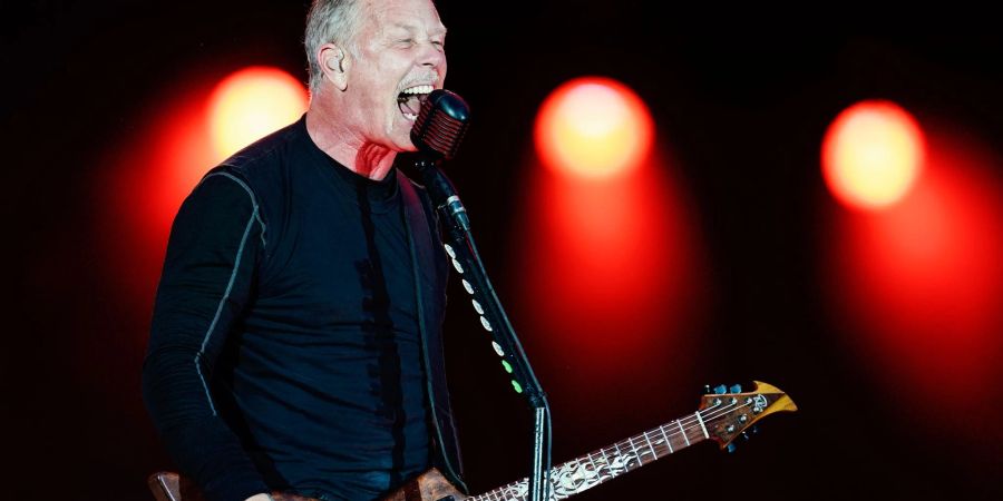 James Hetfield liegt mit seiner Band Metallica auf Platz eins der Album-Charts.