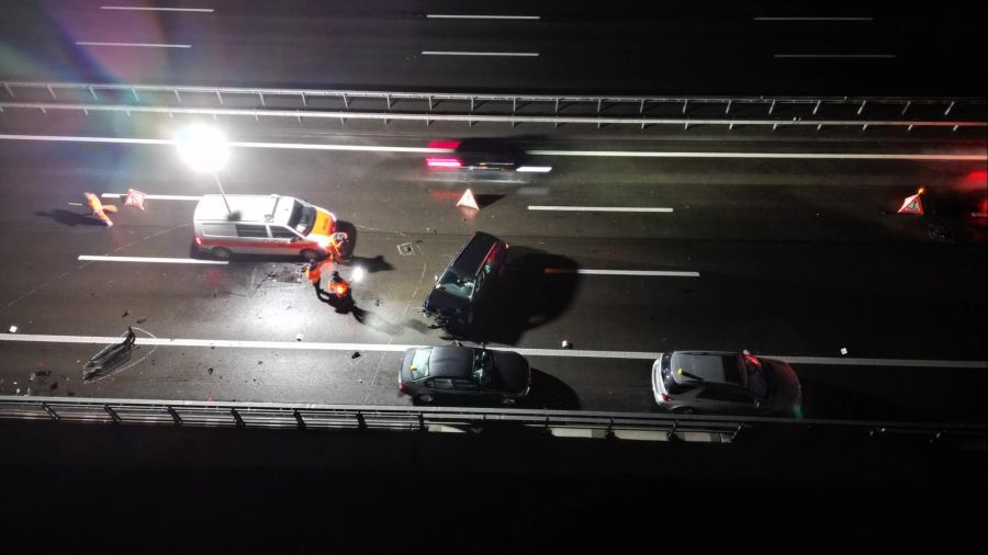 Der Mann wurde laut der Polizei von zwei Autos erfasst, einer der Fahrer beging Fahrerflucht.