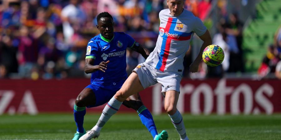 Robert Lewandowski (r) und der FC Barcelona kamen bei Getafe nicht über ein torloses Remis hinaus.
