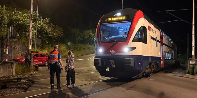 Keine Verletzten - Kollision zwischen Zug und Auto bei Birmensdorf ZH