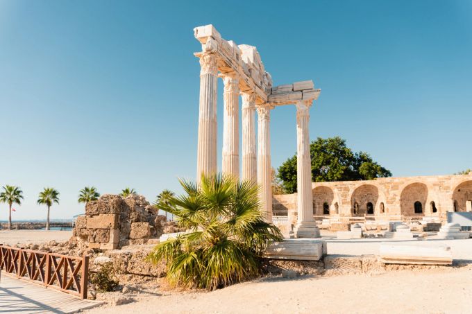 Insbesondere die alten Stadtmauern, das Amphitheater oder der Apollon-Tempel werden gerne von grossen und kleinen Abenteurern entdeckt. Apollo Tempel