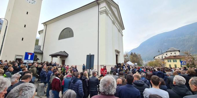 Zahlreiche Menschen begleiten die Trauerfeier des bei einem Bärenangriff während einer Jogging-Tour in der norditalienischen Provinz Trentino getöteten 26-Jährigen. bär jogger italien trentino