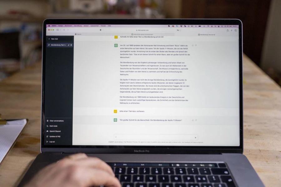 Auf einem MacBook-Screen ist zu sehen, wie sich ein Nutzer mit ChatGPT unterhält.