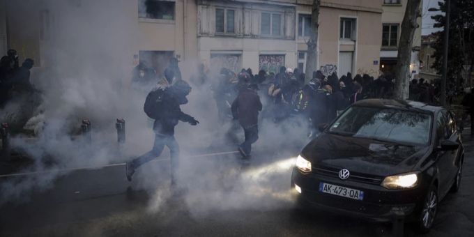 Die Proteste gegen die umstrittenen Rentenreform in Frankreich arteten erneut aus. Frankreich