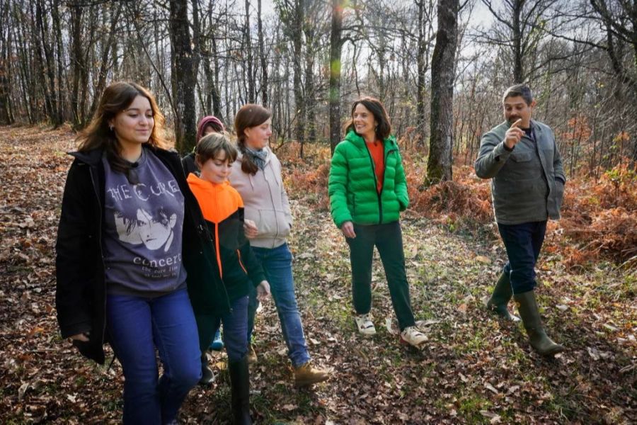 Mona Vetsch (grüne Jacke) besucht die Familie in Frankreich.