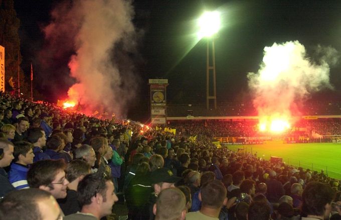 2001 wird gegen den FC Lugano das Stadion Wankdorf verabschiedet. YB