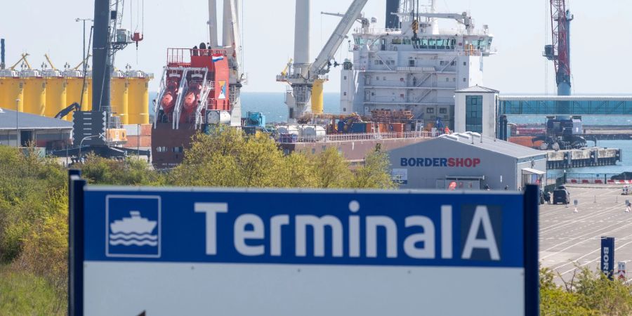 Blick auf den Hafen Mukran auf der Ostseeinsel Rügen.