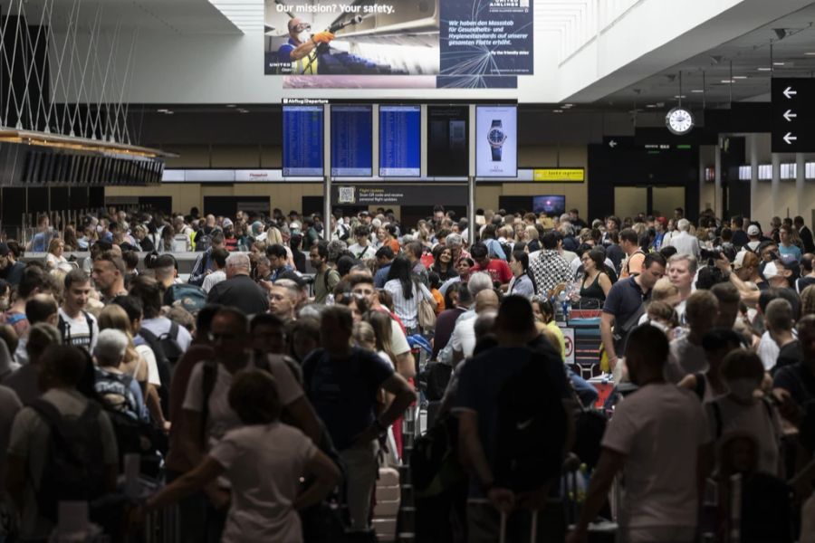 Gemäss dem Flughafen ist daher mit längeren Wartezeiten zu rechnen.