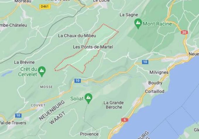 Im Gebiet von Les Ponts-de-Martel in Neuenburg ist am Samstag ein Kleinflugzeug abgestürzt. google