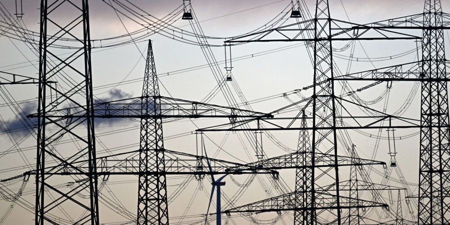 Strommasten im Rheinland.