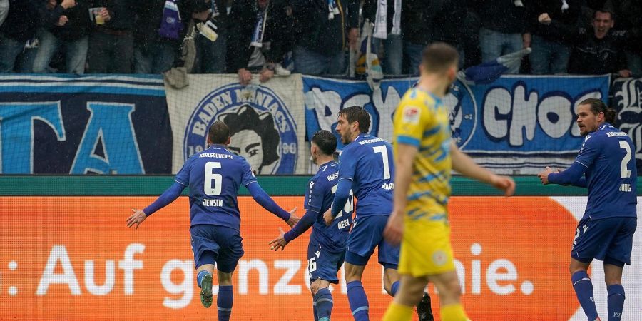 Leon Jensen (l) rettete dem KSC einen Punkt gegen Braunschweig.