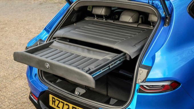 Ob sich die Wickelunterlage der Alfa Romeo Tonale Bambini Edition aus perforiertem Leder in der Praxis wirklich als tauglich erweist darf bezweifelt werden 2023 Alfa Romeo Tonale
