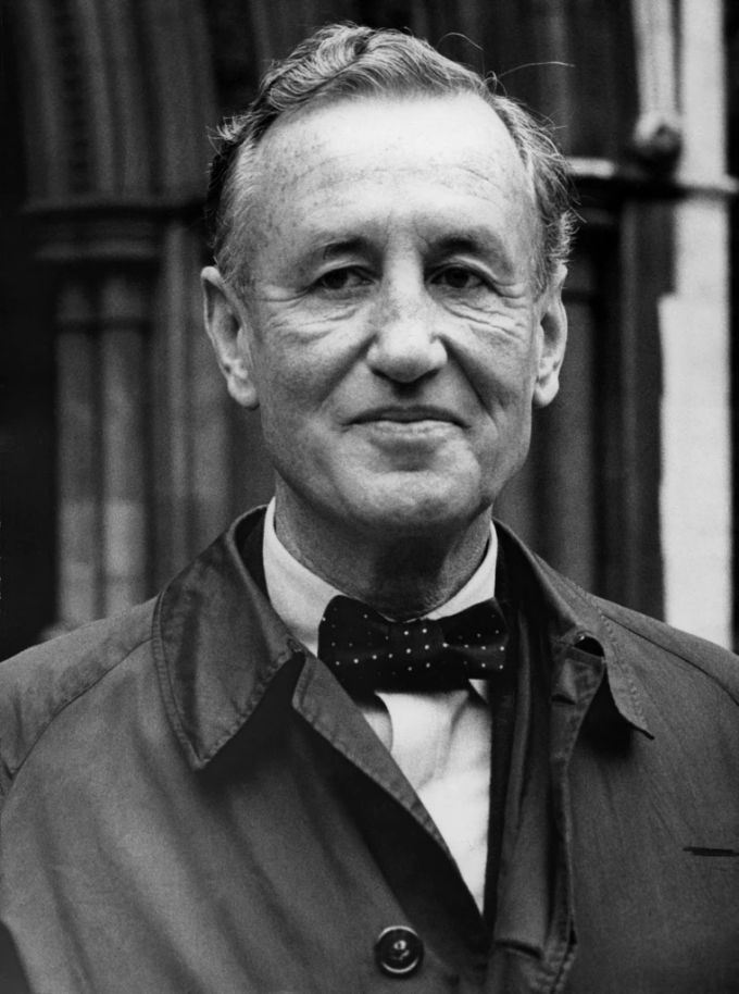 Die Werke von Ian Fleming wurden neben denen von Agatha Christie auch überarbeitet. agatha christie