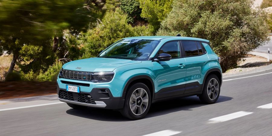 Jeep unter Strom: Der amerikanische Hersteller startet die Auslieferung des elektrischen Avenger.