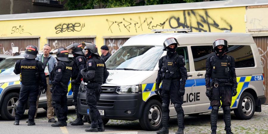 Polizisten vor dem Finale der Conference League in Prag.