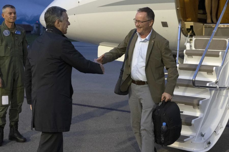 Der Botschafter im Sudan heil zurück in der Schweiz. Bundesrat Ignazio Cassis hat ihn am Montag empfangen.