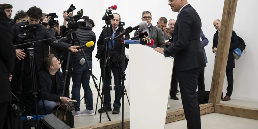 Vor der Bundesratssitzung extra muros in Winterthur ZH spricht Bundespräsident Alain Berset zu den Medienvertretern.