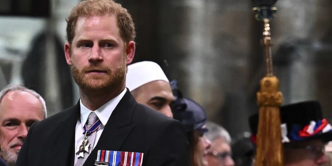 Prinz Harry blieb nicht lange in London: Kurz nach der Krönung reiste er wieder ab. prinz harry