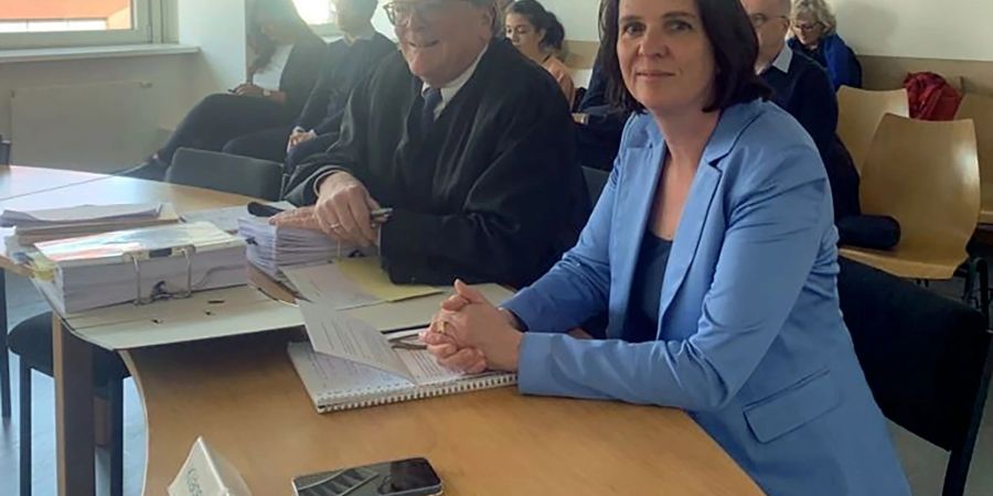 Verena Formen-Mohr, frühere Leiterin der Intendanzabteilung beim krisengebeutelten Rundfunk Berlin-Brandenburg (RBB), sitzt neben ihrem Anwalt Detlef Grimm im Arbeitsgericht.