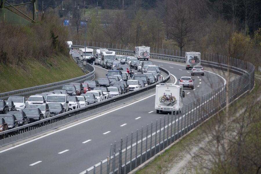 Am Freitag staute sich der Verkehr zeitweise bis zu 19 Kilometern. (KEYSTONE/Urs Flueeler)