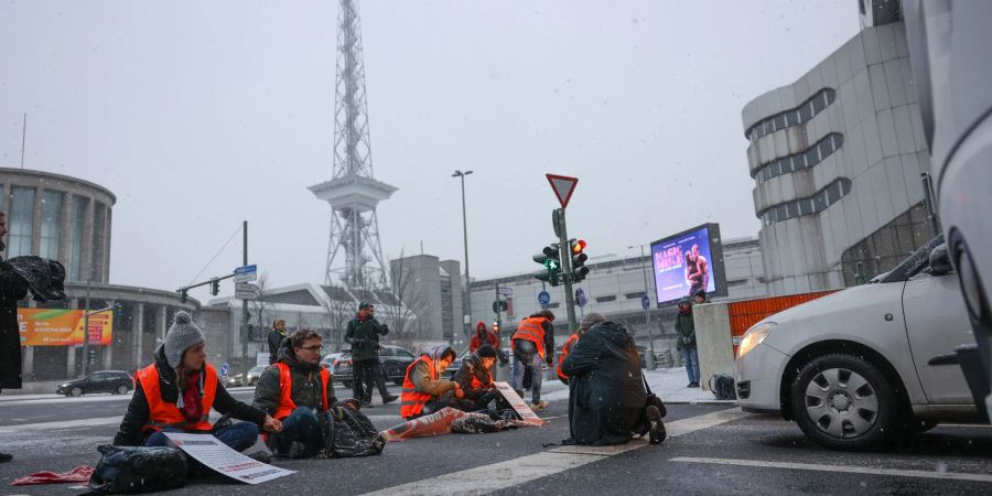 Blockade der Letzten Generation am Dreieck Funkturm in Berlin.