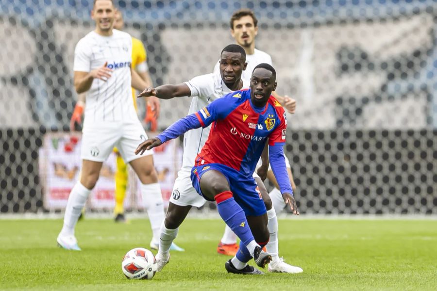 FCZ-Mittelfeldspieler Ifeanyi Mathew (l.) im Duell mit Basels Jean-Kevin Augustin.