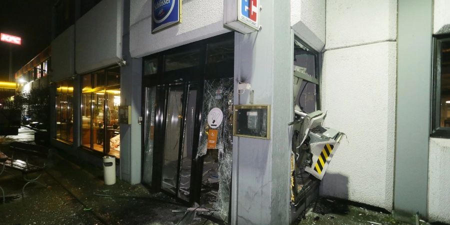 Nach einer Sprengung ist ein Geldautomat Schwer beschädigt.