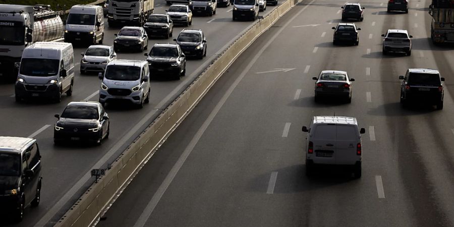 Mobilitäts-Experte Vincent Kaufmann plädiert für eine Senkung der Höchstgeschwindigkeit auf Autobahnen auf 60 km/h. Bei dieser Geschwindigkeit werde die maximale Kapazität auf der Strasse erreicht - und Menschen würden vermehrt auf den ÖV umsteigen. (Symbolbild)