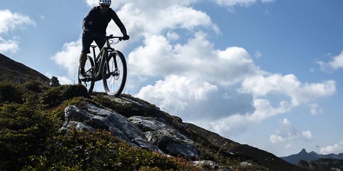 Die Zahl der Unfälle steigt steil an: Mountainbiker unterwegs im Gebiet Spitzmeilen in Flums SG. (Archivbild) mountainbike