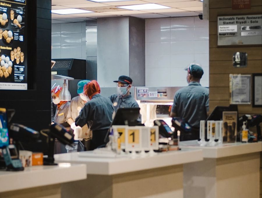 In den USA wurden drei Betreiber von Filialen der Fast-Food-Kette McDonald's zu Geldstrafen verurteilt. (Symbolbild)