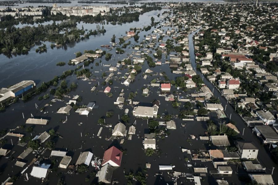 Laut Selenskyj konnten zumindest im ukrainischen Teil des überfluteten Gebiets 2000 Menschen gerettet werden.