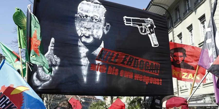 Das umstrittene Plakat an der Kundgebung von März 2017 in Bern. Das Berner Obergericht hat vier Personen wegen öffentlicher Aufforderung zu Verbrechen oder zur Gewalttätigkeit zu Geldstrafen verurteilt. (Archivbild)