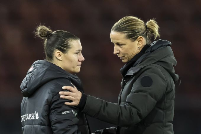 Inka Grings, Trainerin der Schweizer Nati, mit Ramona Bachmann. Inka Grings Schweizer Nati