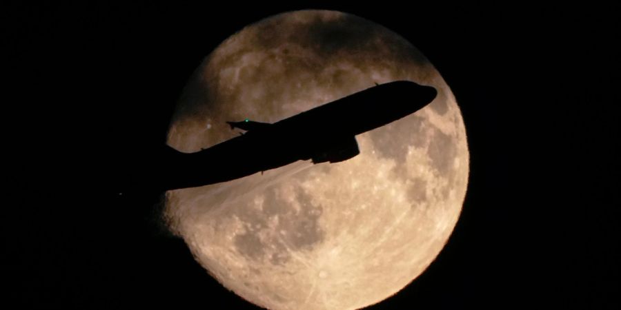 Ein Airbus A319 der russischen Fluggesellschaft «Russia» hebt vom Flughafen Pulkowo ab.