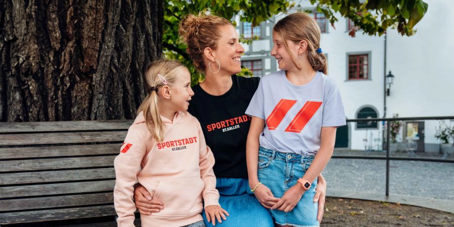 Frau mit zwei Kindern